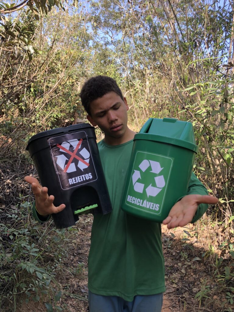 Do papel para a escola: as lixeiras finalmente chegaram